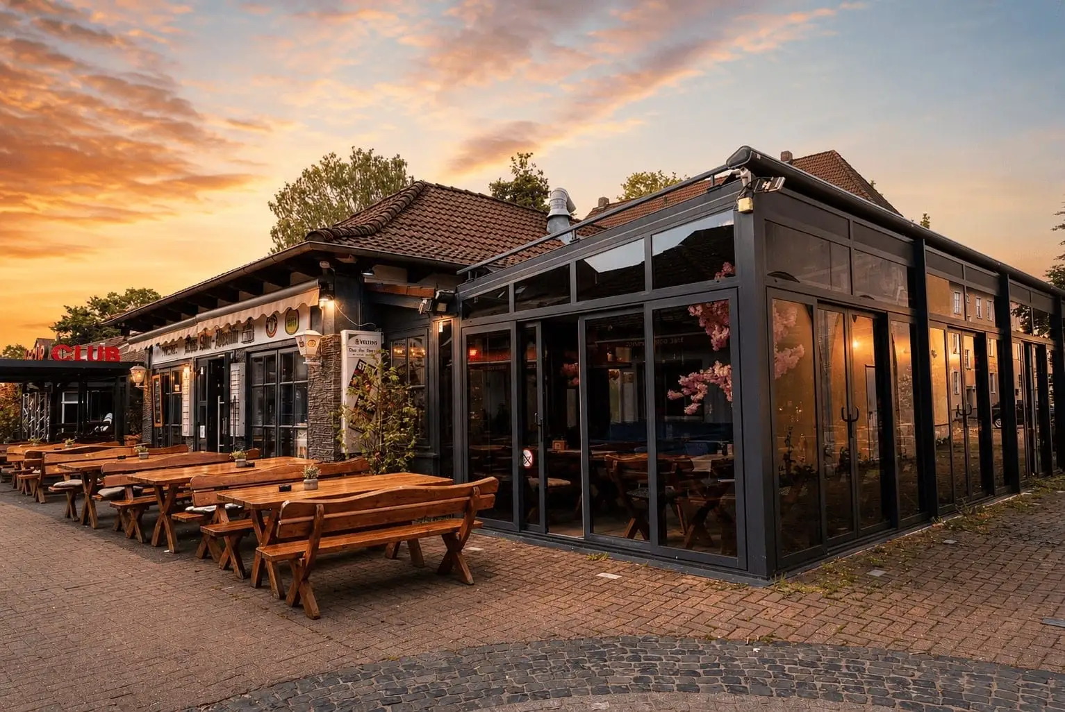 Biergarten und Wintergarten-Anbau bei Sonnenuntergang