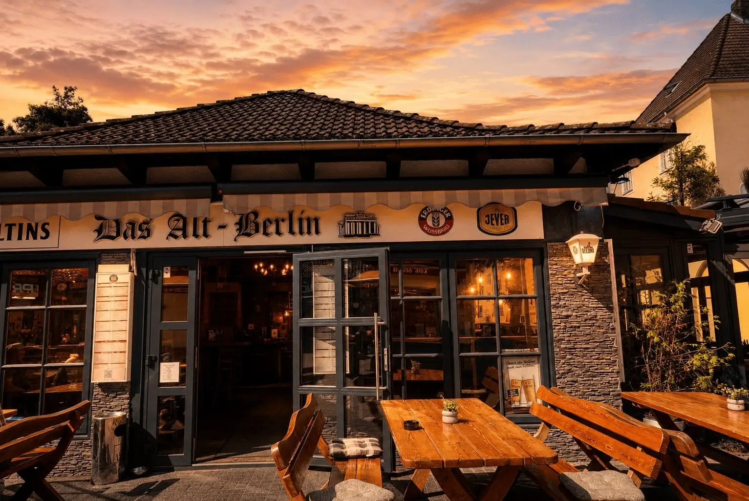 Das Alt-Berlin bei Sonnenuntergang – Eingang mit Schriftzug